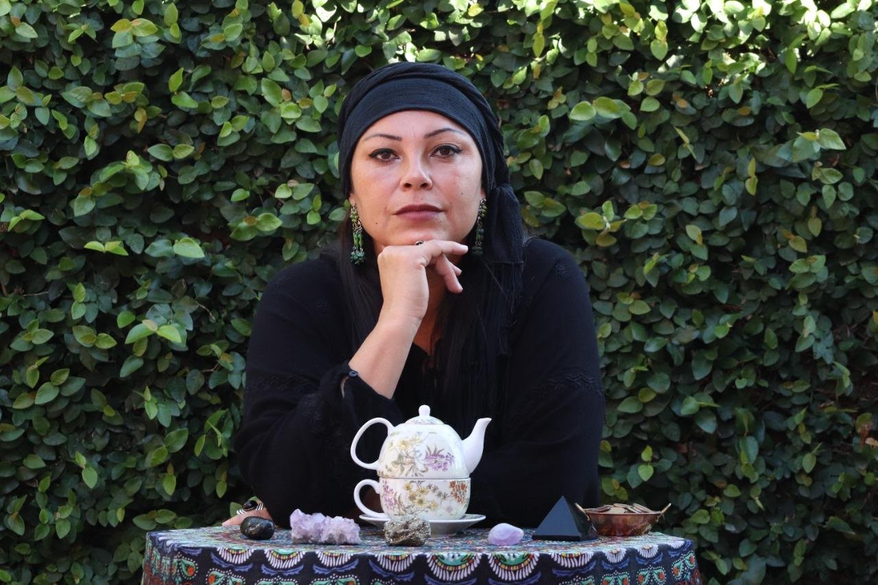 Cafeomancista Luka Alecrim &eacute; reikiana, benzedeira, terapeuta floral e thetahealing