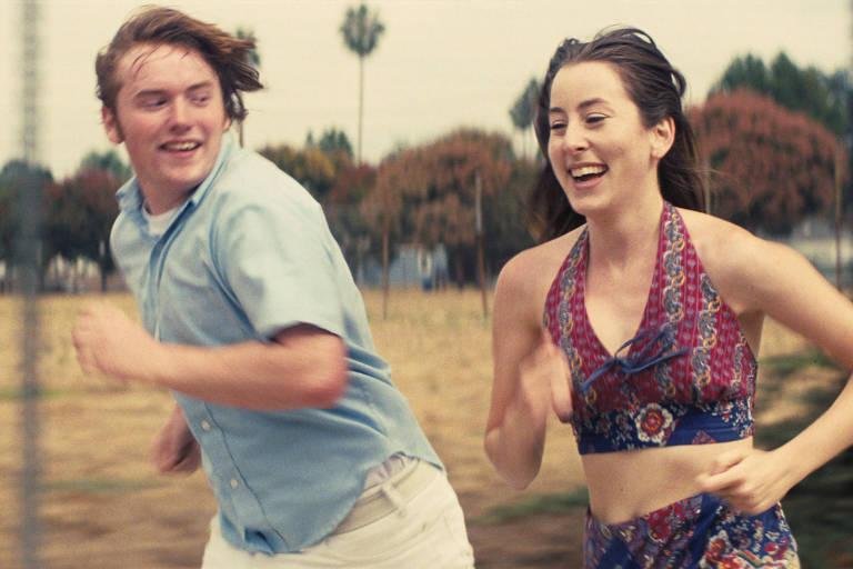 O adolescente Gary, de 16 anos, se apaixona por Alana, dez anos mais velha, em romance passado nos anos 1970