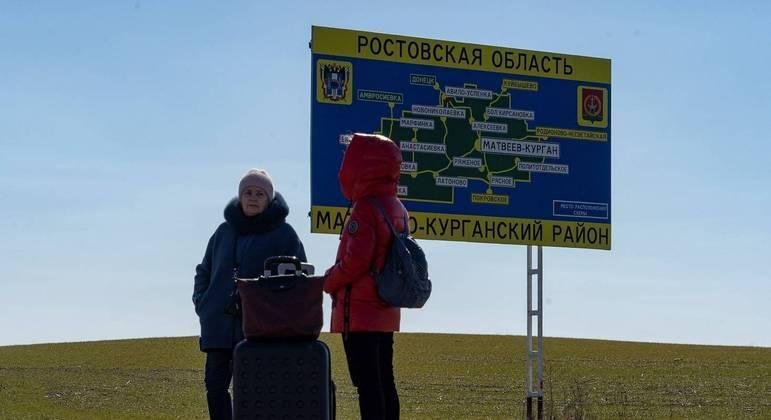 Moradores evacuam &aacute;rea separatista da Ucr&acirc;nia com medo de novos conflitos