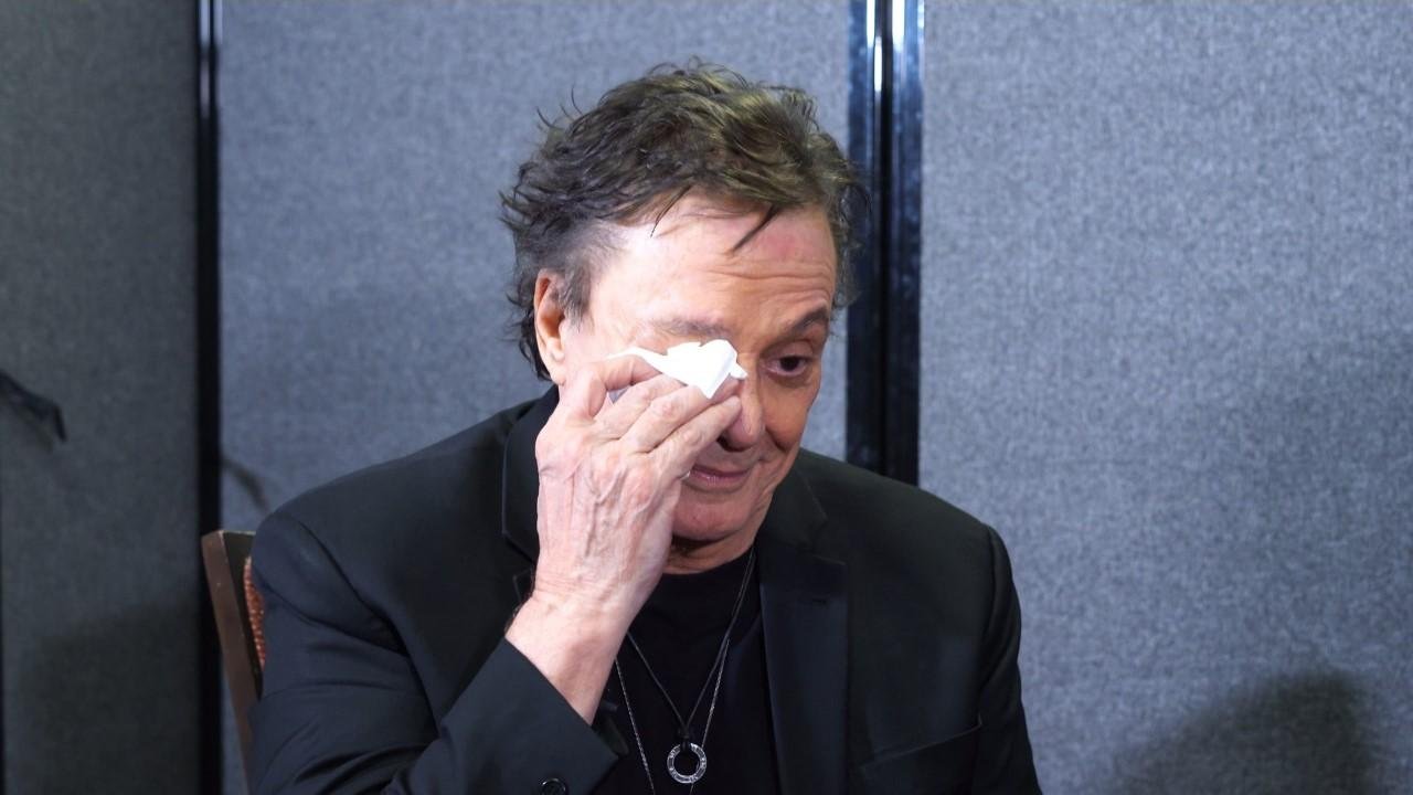 O artista se emociona ao falar sobre a carreira e seu pai