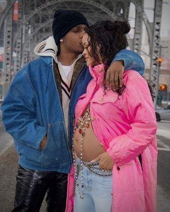 Rihanna est&aacute; gr&aacute;vida do primeiro filho e n&atilde;o esconde a felicidade com a vida amorosa
