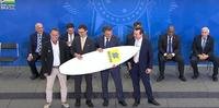 Presidente Jair Bolsonaro ganha prancha de surfe