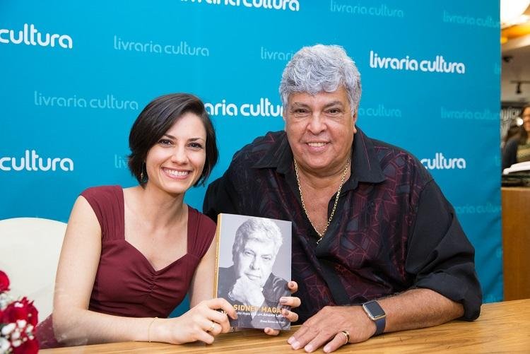 Sidney Magal e a bi&oacute;grafa e dramaturga Bruna Ramos da Fonte.