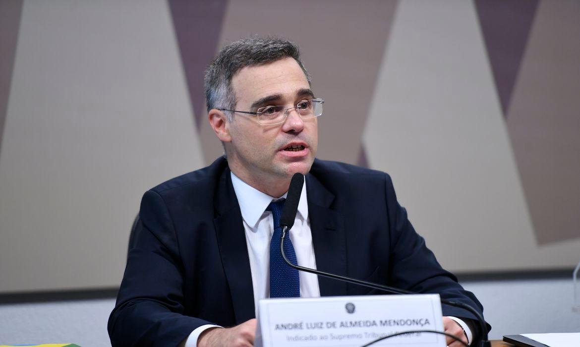 Andr&eacute; Mendon&ccedil;a votou por suspens&atilde;o do fundo eleitoral