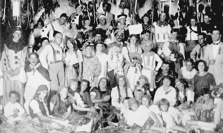 Os blocos carnavalescos faziam a alegria dos foli&otilde;es.