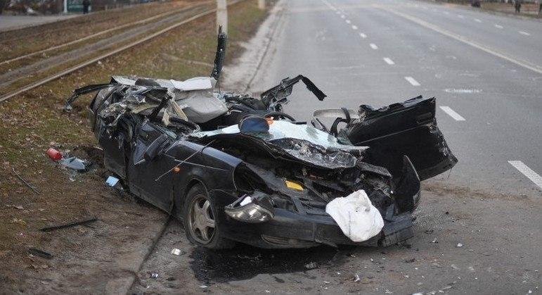 Carro ficou destru&iacute;do ap&oacute;s ser esmagado por um blindado russo