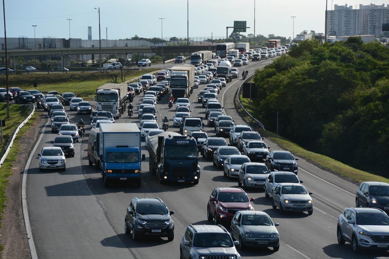 Rodovias que levam ao litoral ga&uacute;cho registraram movimento intenso desde o in&iacute;cio da tarde
