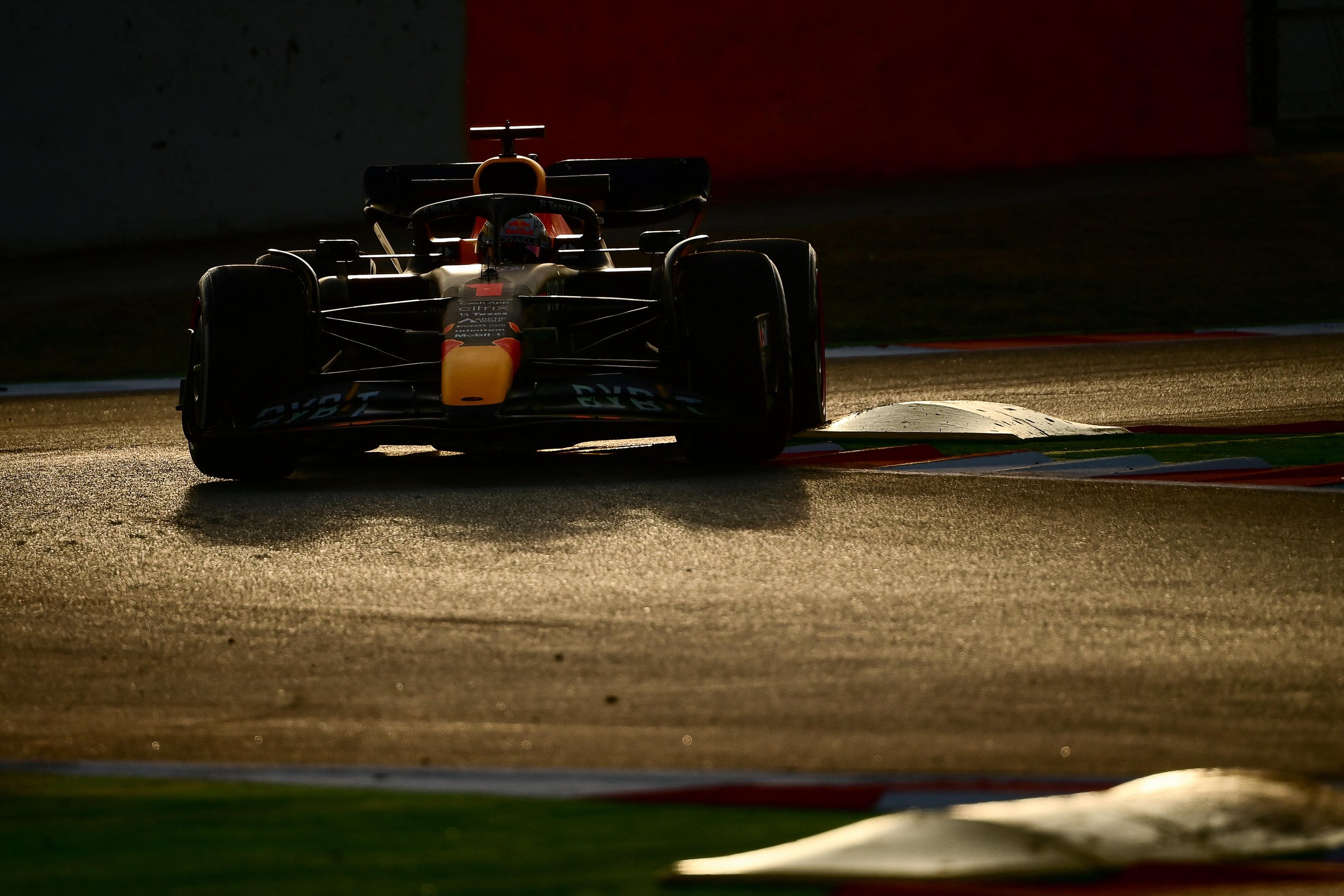 Max Verstappen dirige seu Red Bull durante os testes em Barcelona, na Espanha