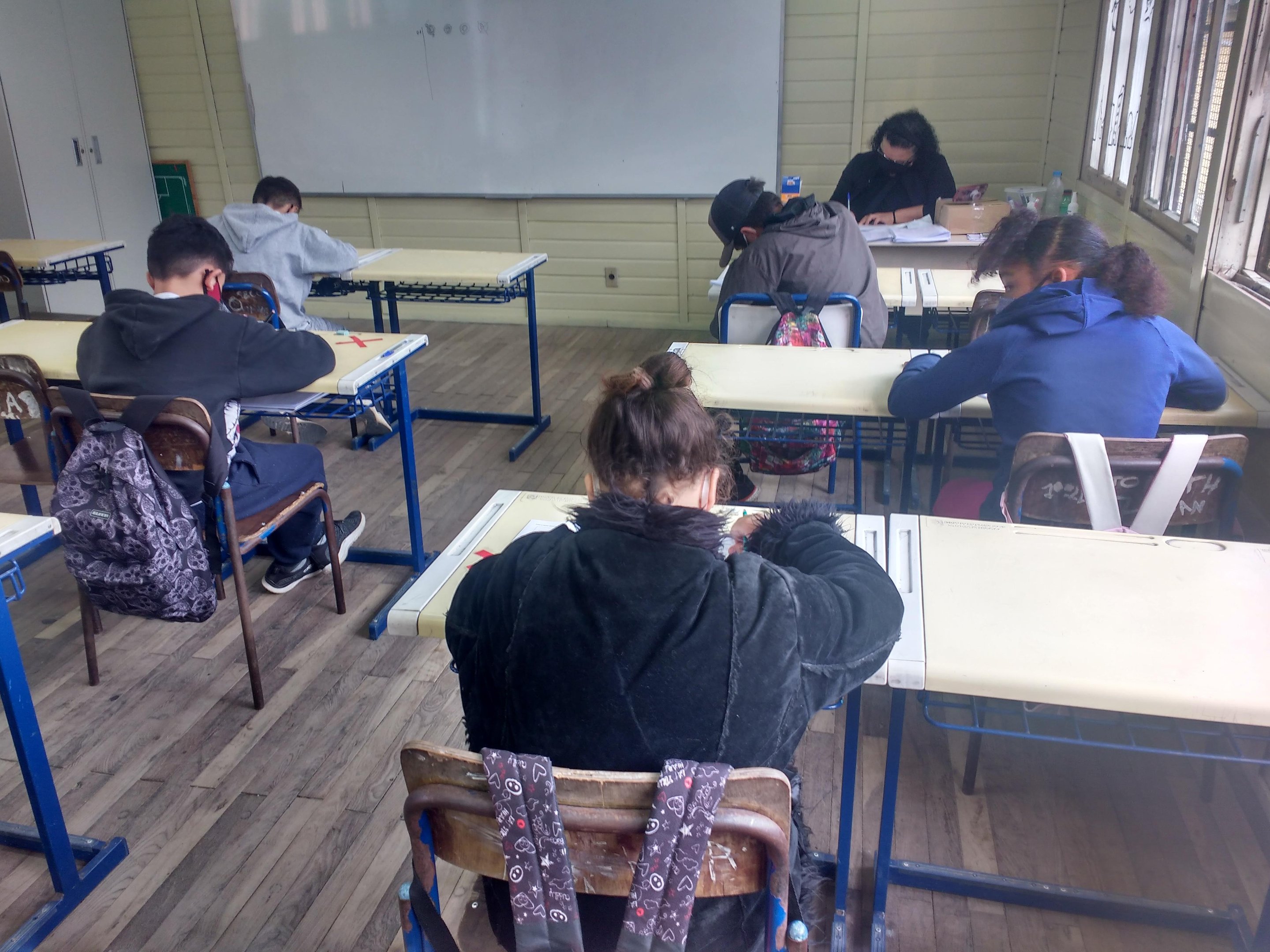 Obrigatoriedade segue valendo para maiores de 12 anos em locais fechados em todo Estado