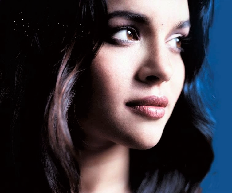 Em 26 de fevereiro de 2002, Norah Jones, uma cantora, compositora e pianista desconhecida de apenas 22 anos lan&ccedil;ava seu primeiro trabalho &lsquo;Come Away With Me&rsquo;