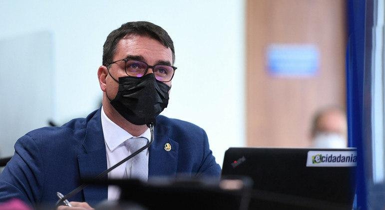 Senador e filho do presidente da Rep&uacute;blica criticou viagem ao pa&iacute;s europeu feita por Arthur do Val e Renan Santos