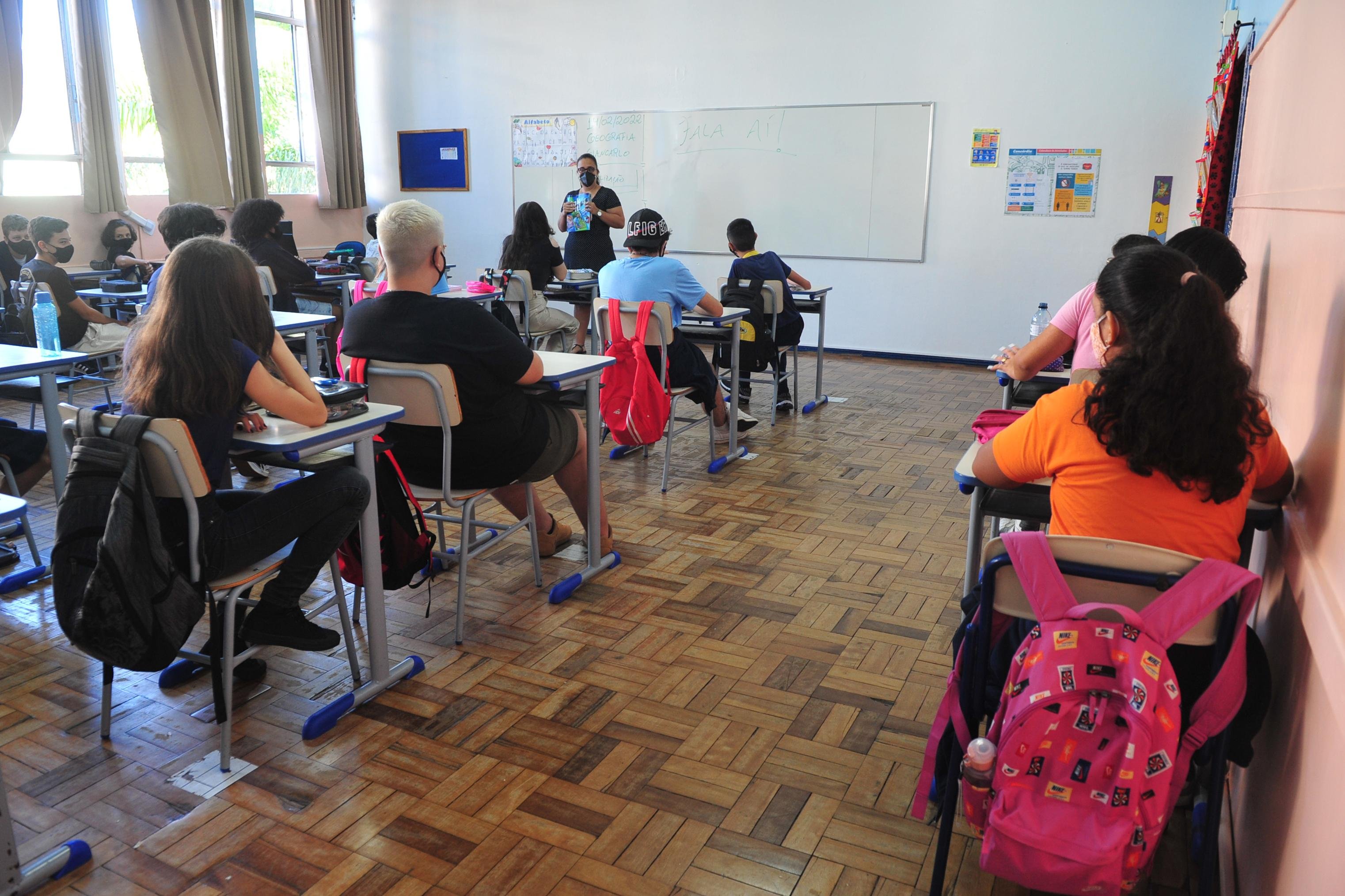 Escolas poder&atilde;o decidir sobre a obrigatoriedade do uso de m&aacute;scaras