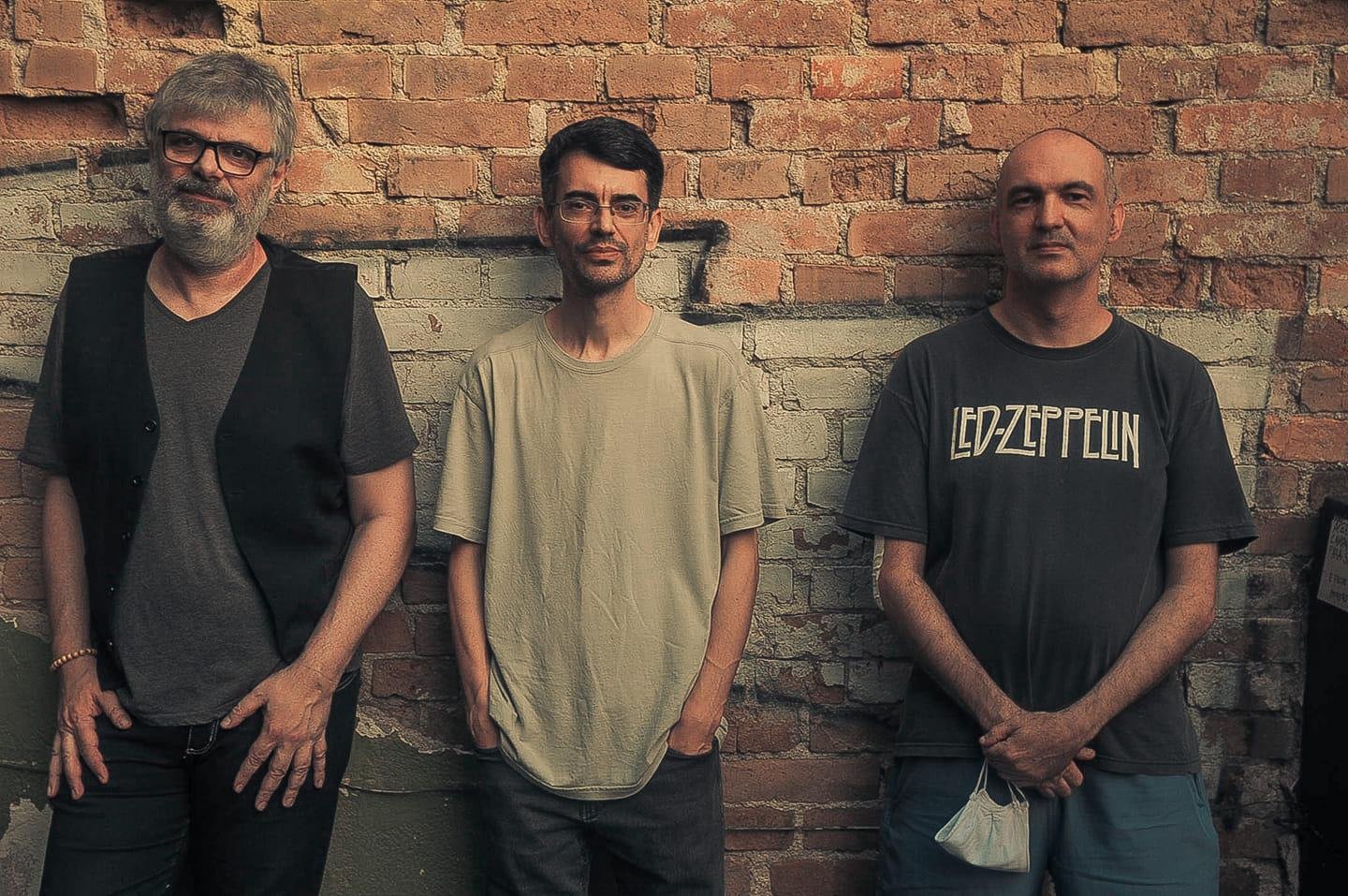 A banda Mat&eacute;ria Pl&aacute;stica se apresenta no &uacute;ltimo dia do festival, no dia 6 de mar&ccedil;o