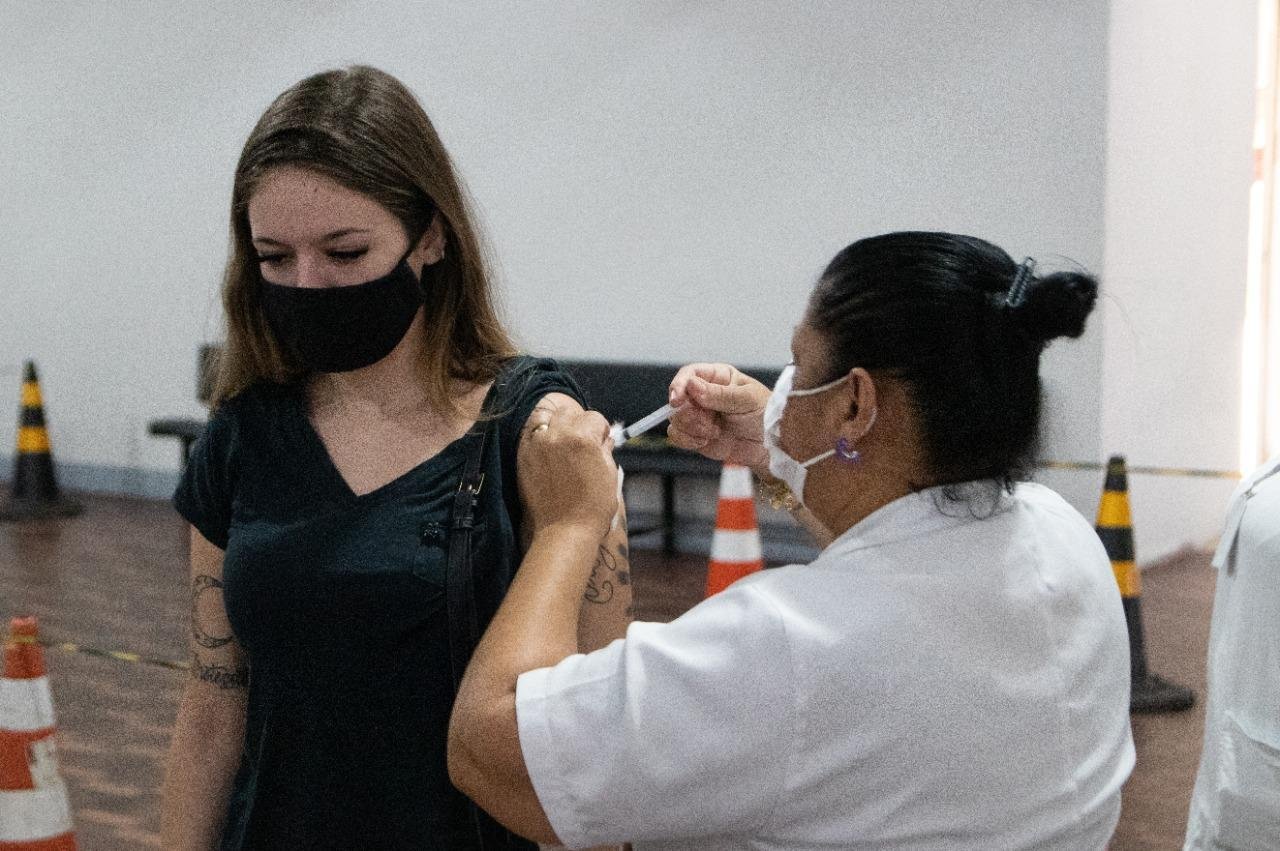 Para receber o imunizante &eacute; necess&aacute;rio comparecer aos locais com documento com foto, CPF e Cart&atilde;o SUS