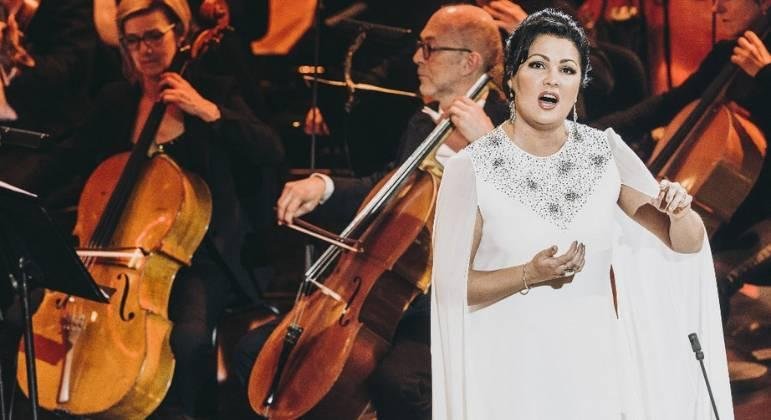 A soprano Anna Netrebko decidiu cancelar seus pr&oacute;ximos concertos