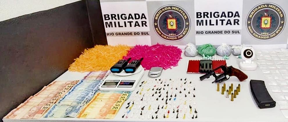 Um rev&oacute;lver com muni&ccedil;&atilde;o e sacos com pinos vazios foram tamb&eacute;m recolhidos