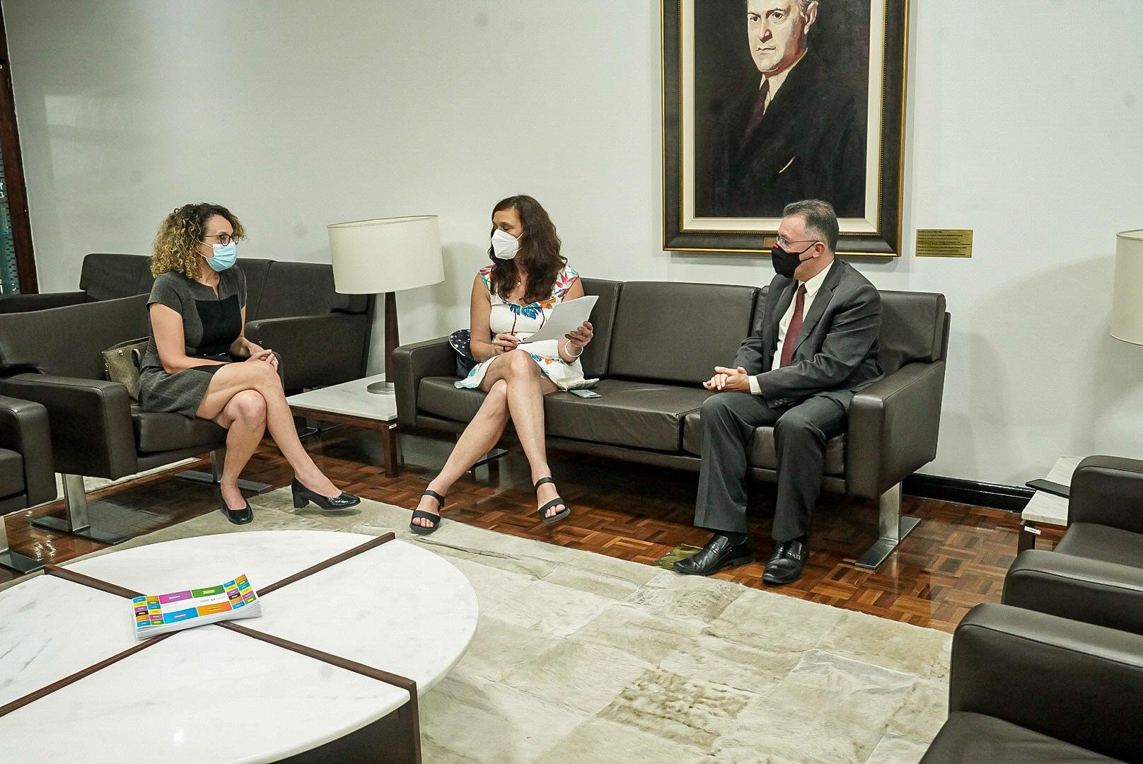 Luciana Genro e Sofia Cavedon entregaram requerimento a Valdeci