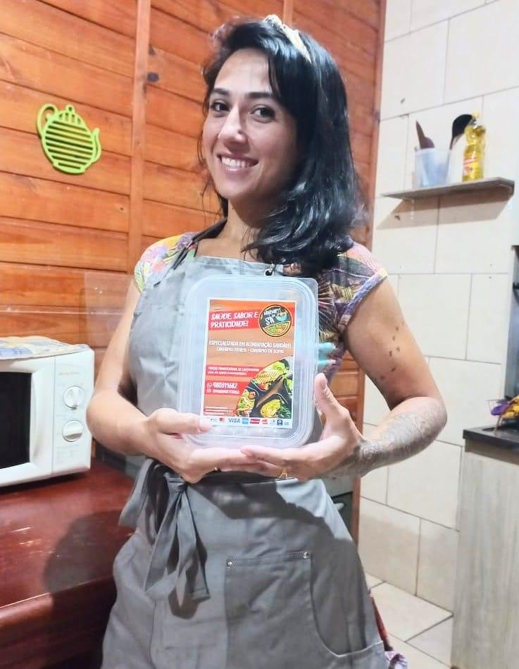 Ap&oacute;s ter contrato rescindido, a gravataiense Sabrina Castro criou uma marca pr&oacute;pria de marmitas, a Marmifit da S&aacute;