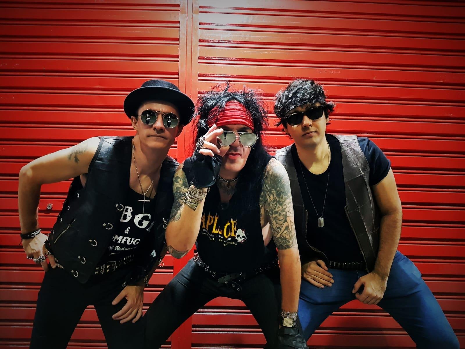Spades (centro) com o baixista Lee Wills e o guitarrista Lucky Trance na forma&ccedil;&atilde;o da banda