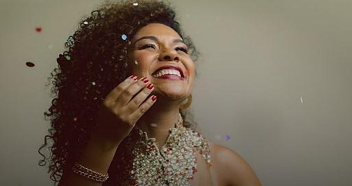 P&acirc;mela Amaro, al&eacute;m de cantora,  &eacute; atriz e arte-educadora. Toca cavaquinho, percuss&atilde;o e tem uma trajet&oacute;ria na cena teatral do Estado
