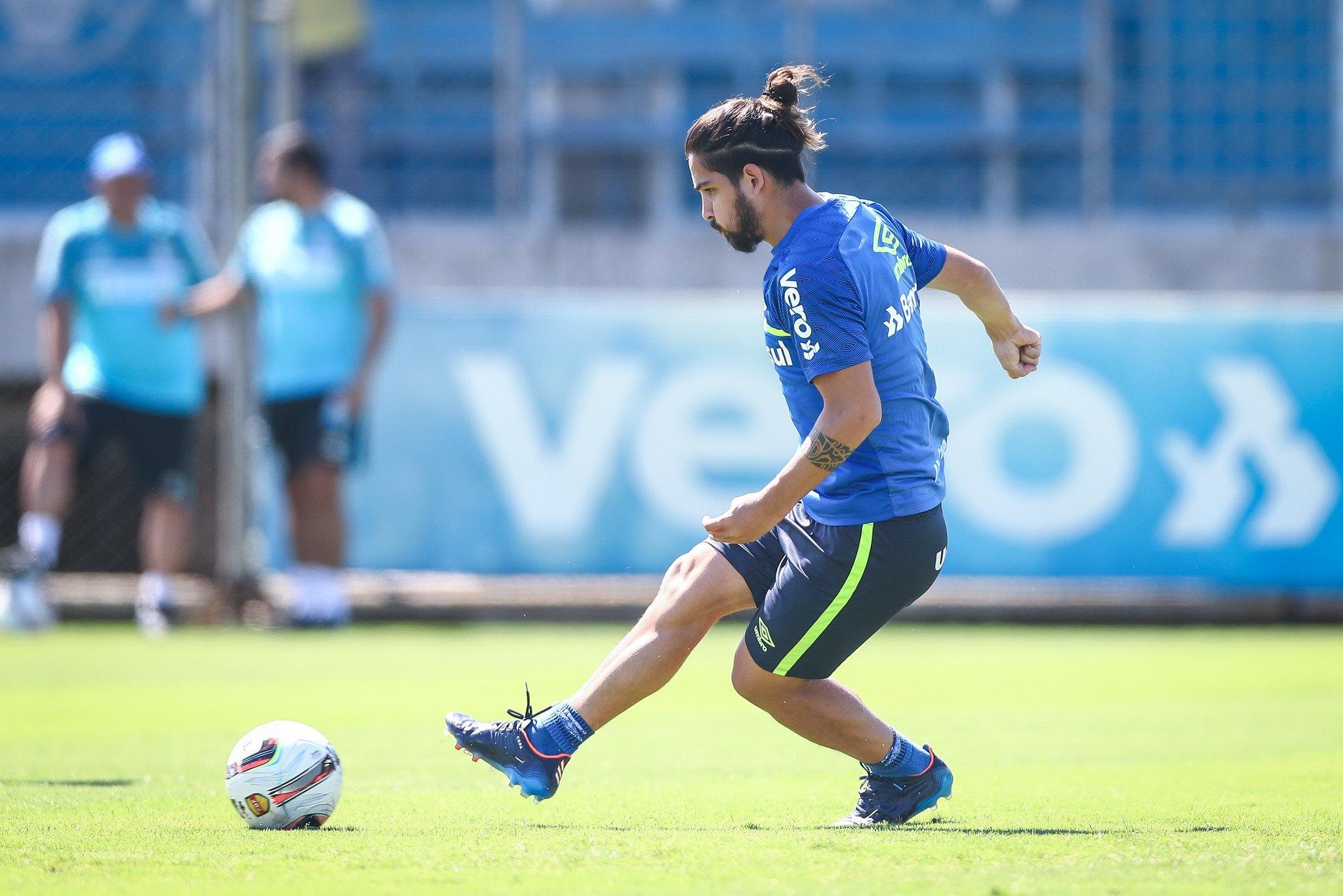 Ben&iacute;tez dever&aacute; assumir a posi&ccedil;&atilde;o no meio de campo