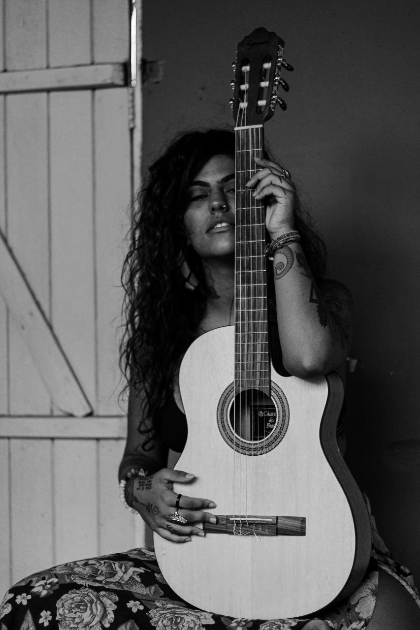 Manu Testa apresenta suas can&ccedil;&otilde;es em voz e viol&atilde;o, deixa palco para Guigas e Banda e volta para fechar a noite com o grupo