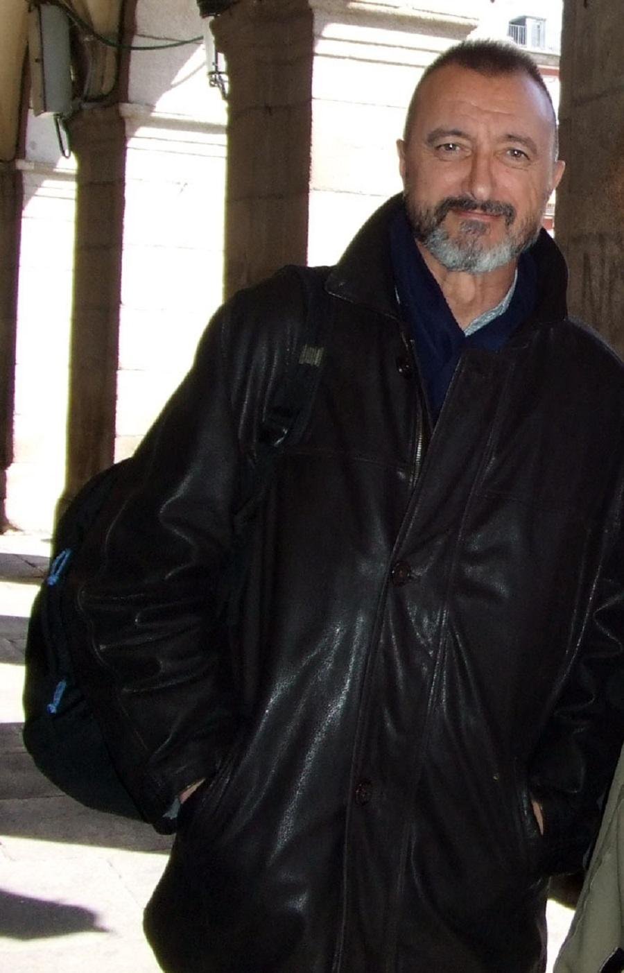 Arturo P&eacute;rez-Reverte autor de "O Pintor de Batalhas" e de "L&iacute;nea de Fuego"