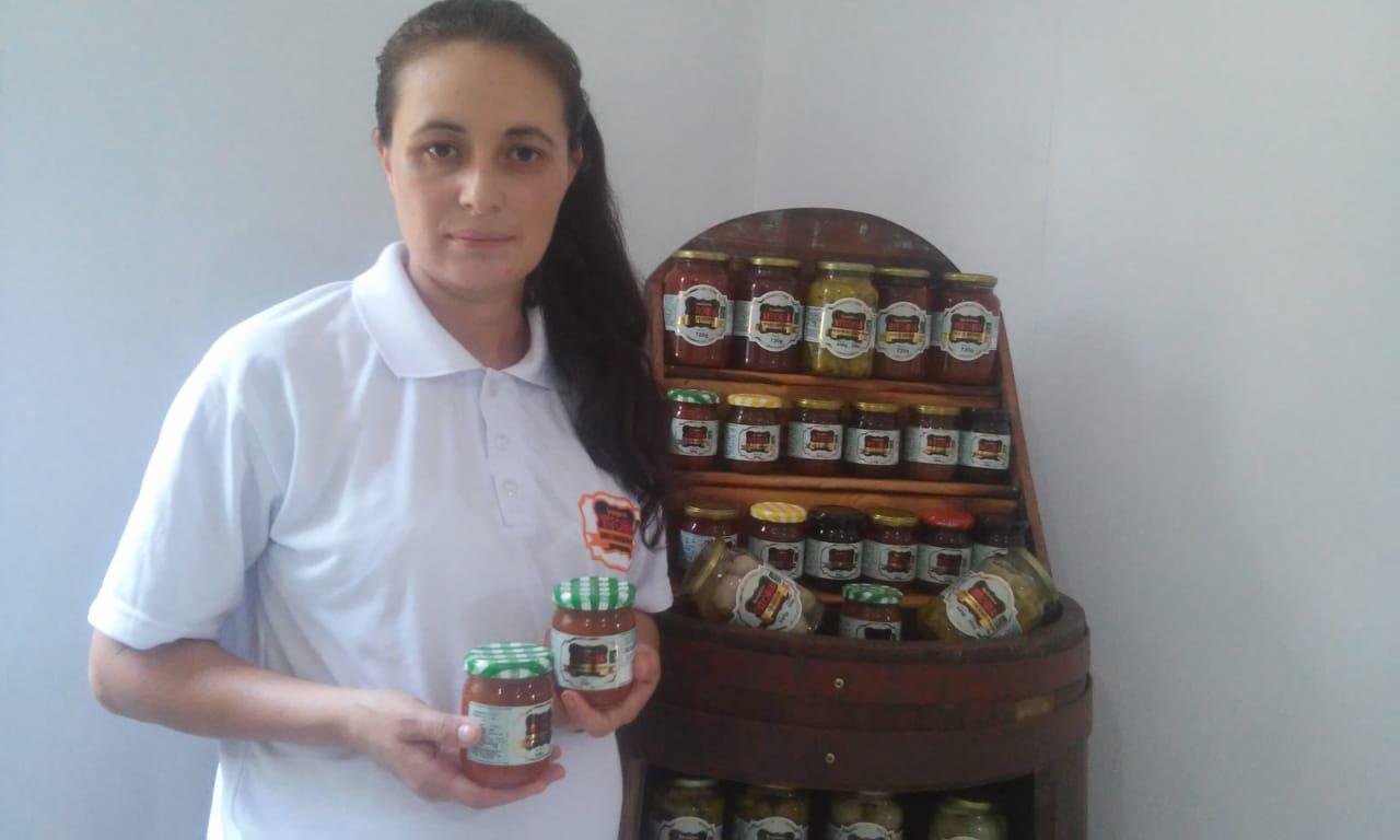 Isaura, da Agroind&uacute;stria Vit&oacute;ria Alimentos, de Pouso Novo, adianta que o empreendimento levar&aacute; &agrave; feira combina&ccedil;&otilde;es inusitadas, como as geleias de cenoura com laranja e de abacaxi com hortel&atilde;