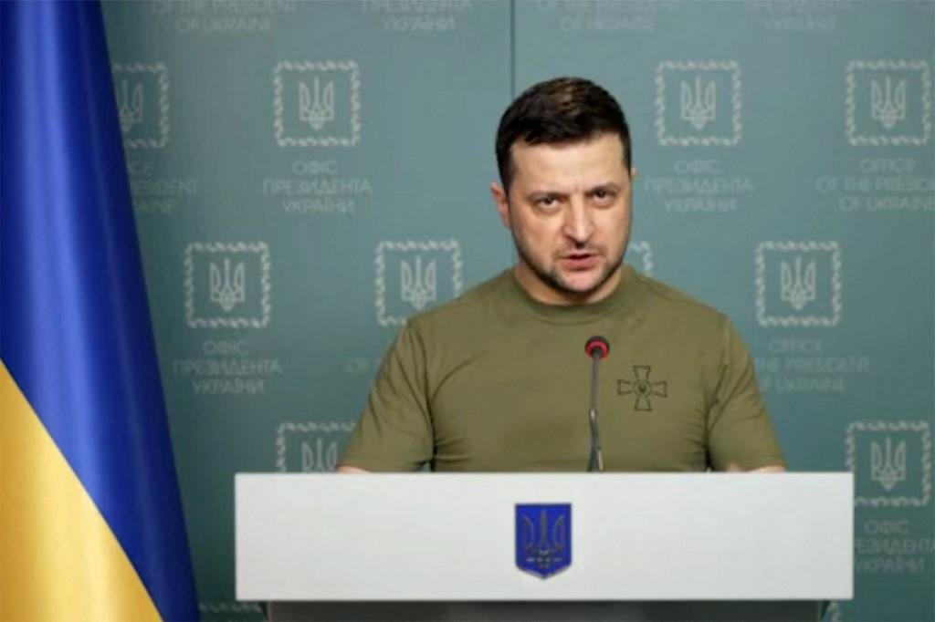 "O aeroporto foi completamente destru&iacute;do", afirmou Zelensky