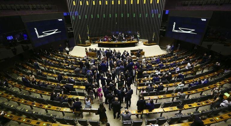 Partidos que tinham larga maioria viram seus n&uacute;meros minguarem desde 2002