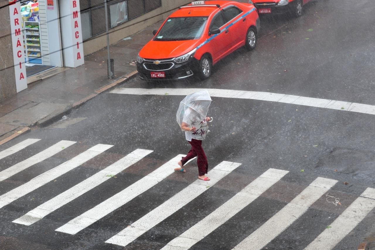 Chuva e vento iniciaram pouco antes das 11h deste domingo