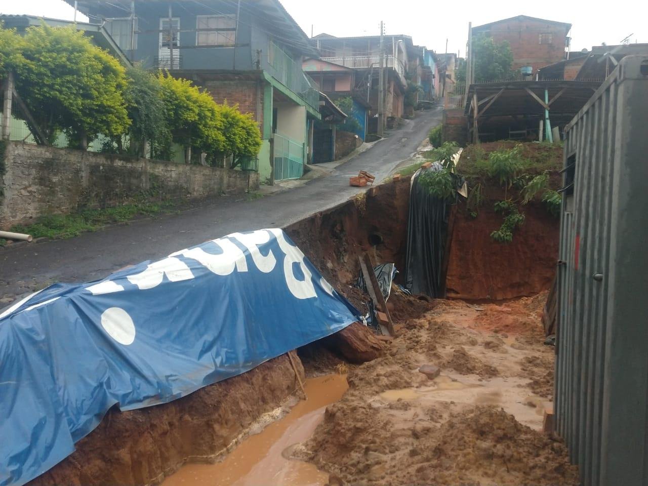 O terreno onde aconteceu o desmoronamento &eacute; particular e o morador foi notificado &agrave; erguer um muro de conten&ccedil;&atilde;o