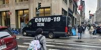 Vans, espalhadas pelas ruas e avenidas de Manhattan, fazem a testagem de Covid-19 de forma gratuita