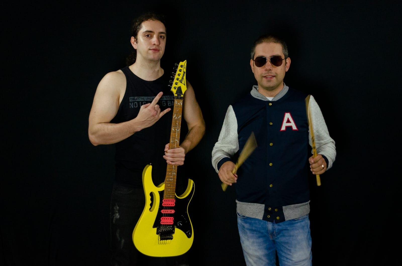 A banda &eacute; conhecida pela sua pegada sonora que mistura MPB e Hard Rock/Heavy Metal
