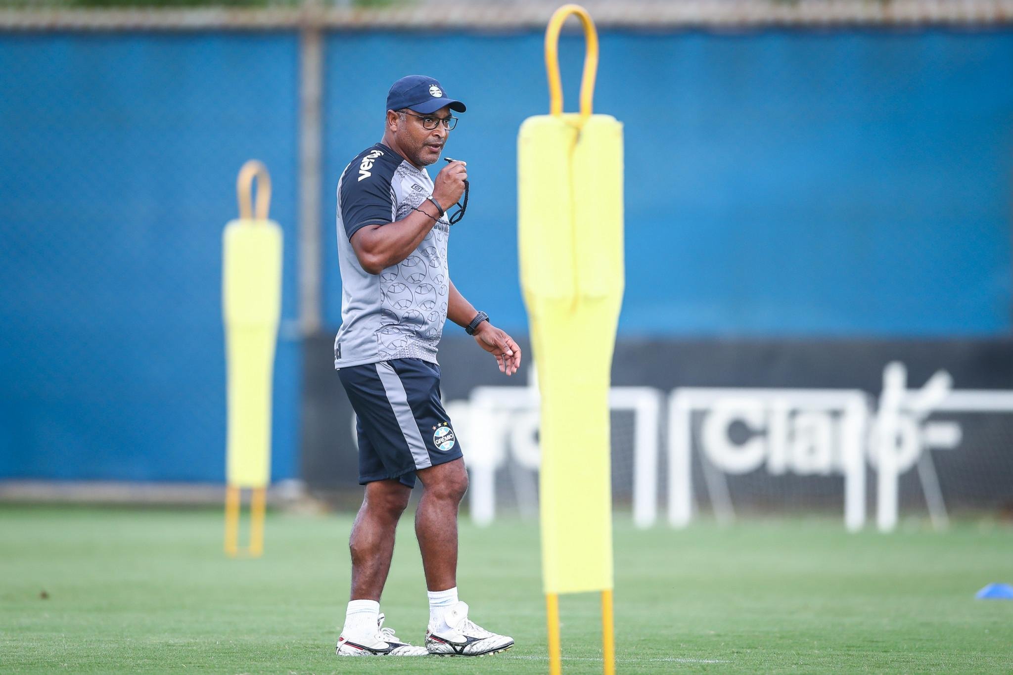Roger ter&aacute; desafios para definir equipe gremista que ir&aacute; para o campo