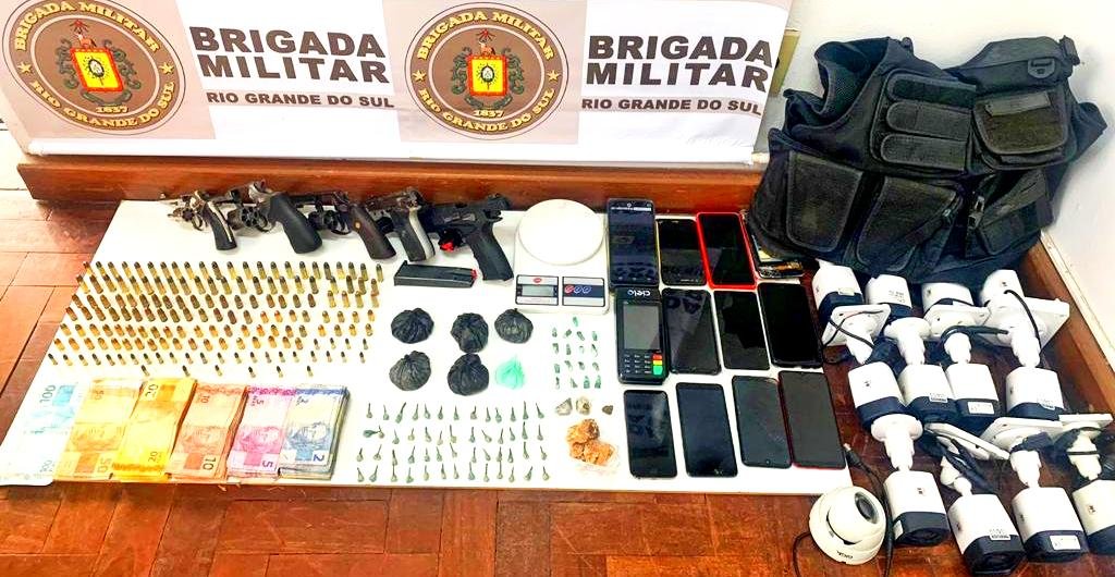 Houve apreens&atilde;o de armas, muni&ccedil;&otilde;es e drogas, entre outros objetos