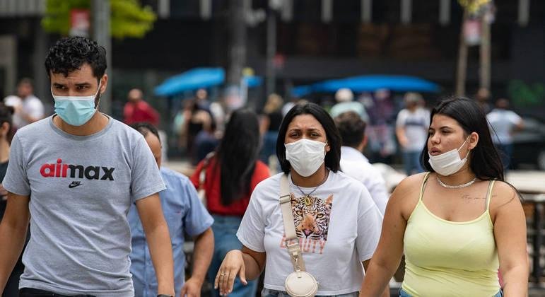 Paulistanos caminham com m&aacute;scaras contra Covid-19 na avenida Paulista