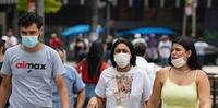 Paulistanos caminham com máscaras contra Covid-19 na avenida Paulista