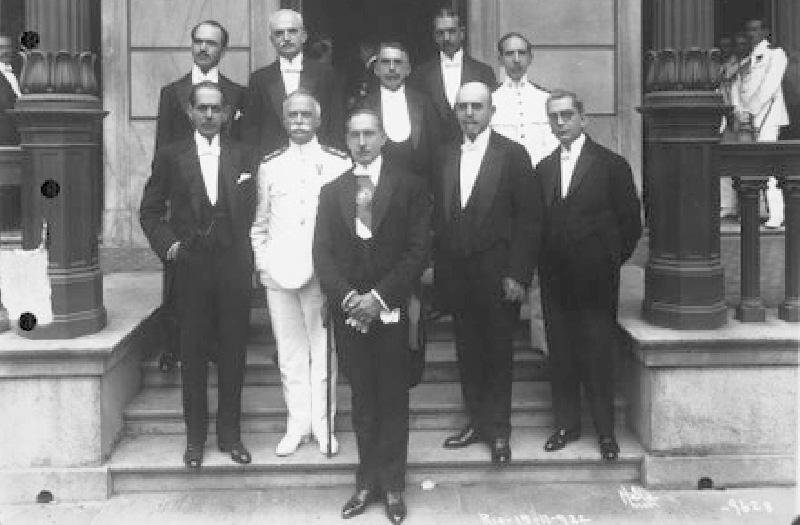 O presidente eleito Artur Bernardes com os seus ministros de Estado.