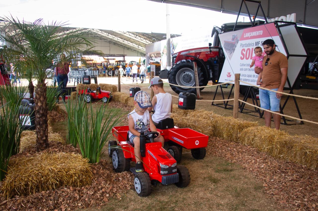 A Massey Ferguson fez uma pista para as crian&ccedil;as experimentarem os mini-tratores
