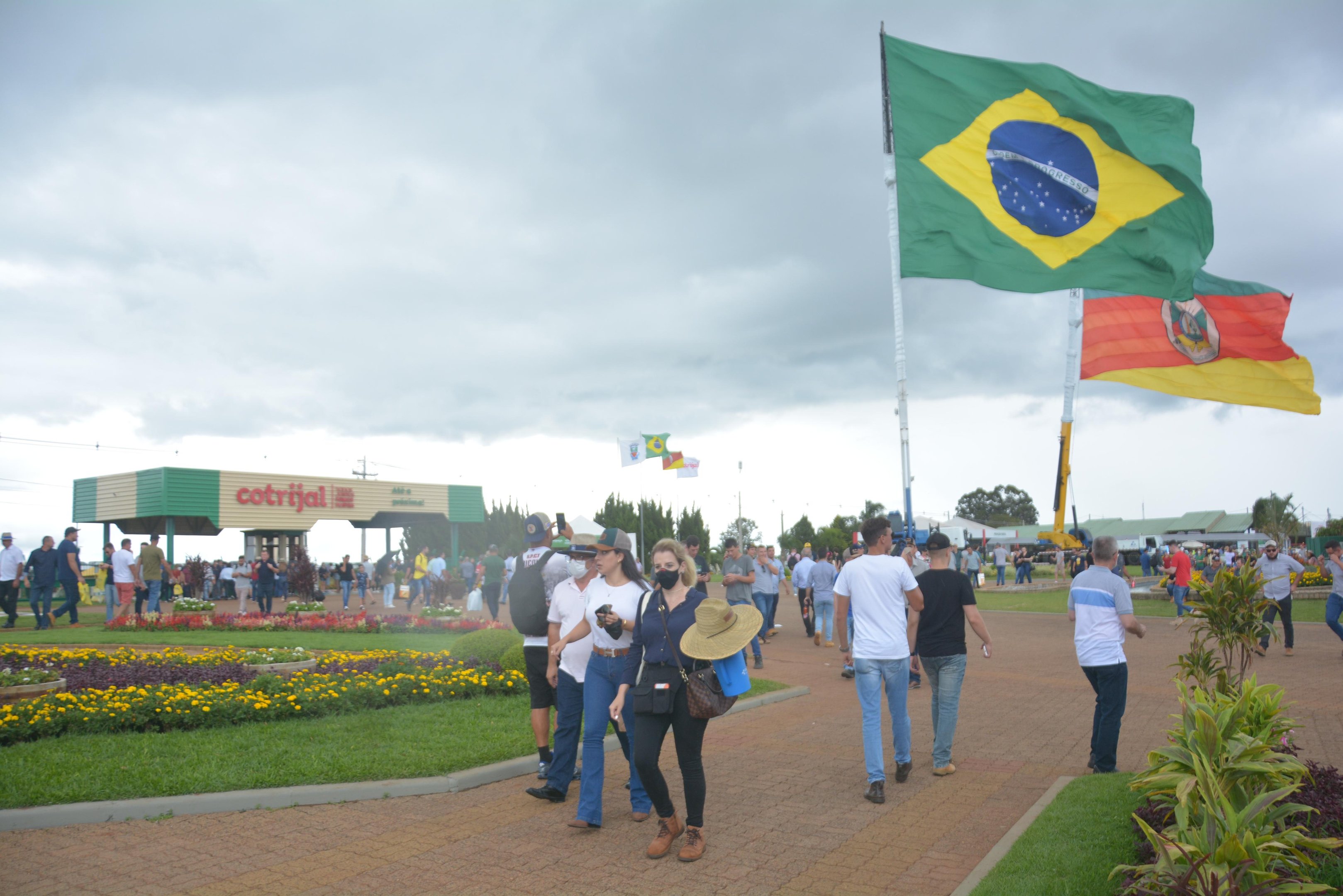 Tempo nublado e chuva r&aacute;pida n&atilde;o afastaram o p&uacute;blico