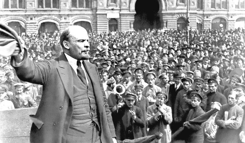 Vladimir Ilyich Ulianov, mais conhecido como Lenine ou Lenin.
