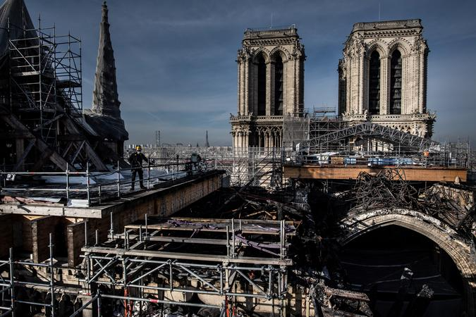 O minist&eacute;rio franc&ecirc;s da Cultura revelou hoje detalhes sobre os objetos encontrados na restaura&ccedil;&atilde;o de Notre Dame, em Paris, que sofreu um inc&ecirc;ndio em 2019