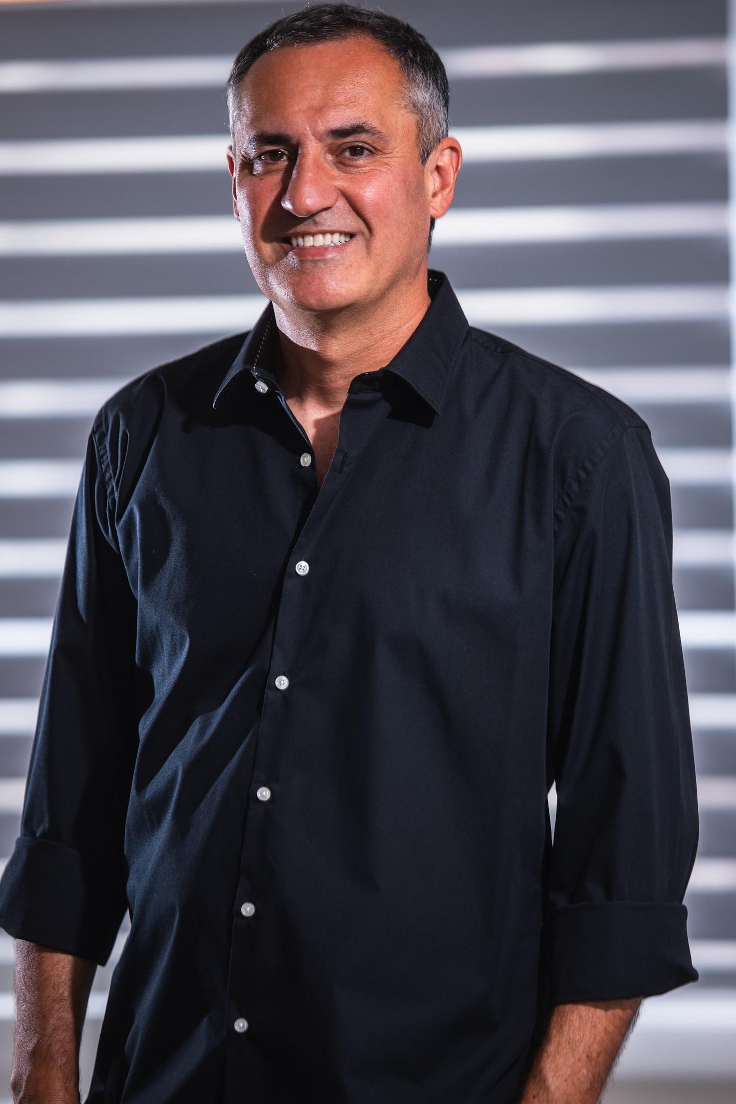 Sandro Farias lan&ccedil;a livro