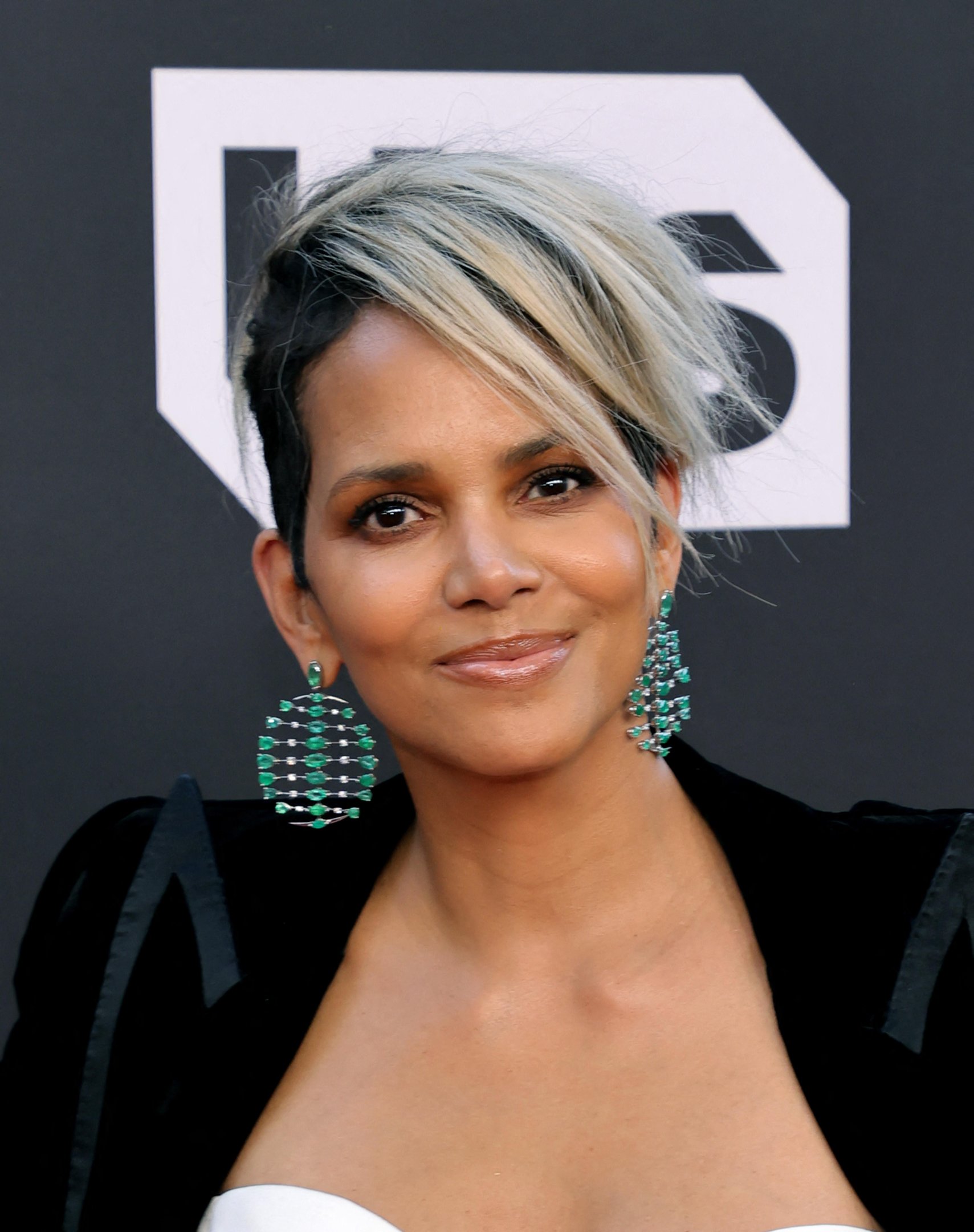 Halle Berry despertou a curiosidade dos f&atilde;s com seu novo look