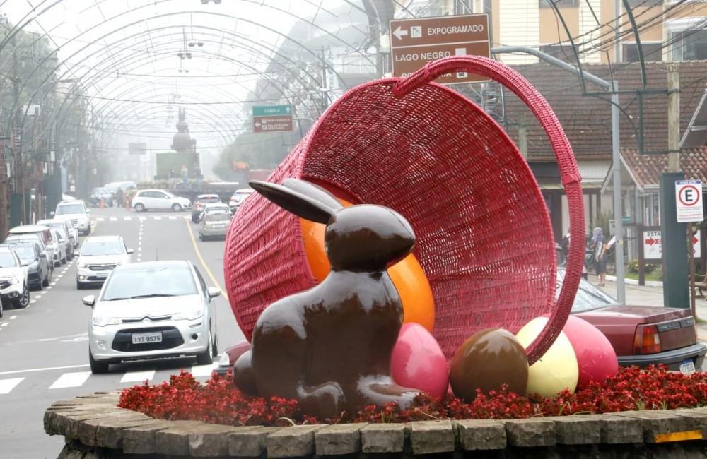 Ovos de chocolate, cestas e coelhos gigantes enfeitar&atilde;o as principais ruas e r&oacute;tulas de Gramado