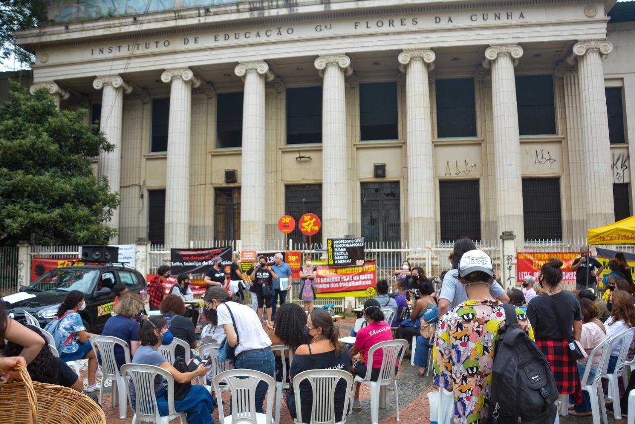 O 38&ordm; e o 39&ordm; n&uacute;cleos do Cpers/Sindicato organizaram a &ldquo;Aula P&uacute;blica Contra o Desmonte da Educa&ccedil;&atilde;o&rdquo;