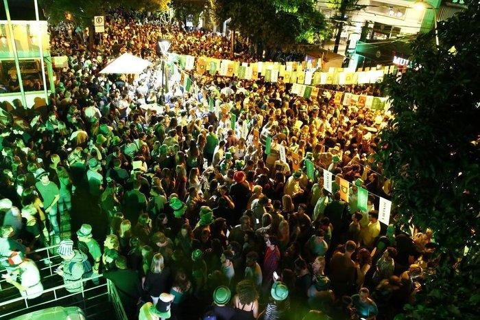 A Saint Patrick's  Day da Frankenhaus at&eacute; 2018 tinha como palco a Rua Coronel Genu&iacute;no
