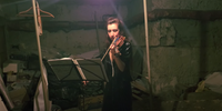 Em seu refúgio em Kharkiv, Vera Litovshenko causou comoção nas redes sociais ao postar vídeos em que toca seu violino para seus compatriotas