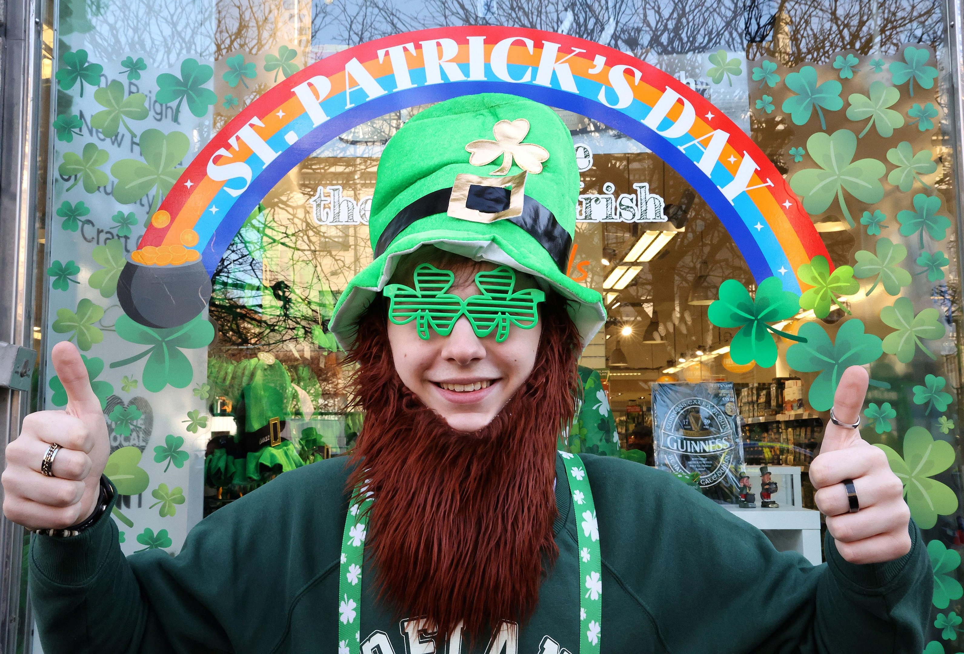 Vestidos com as cores da Irlanda, mas tamb&eacute;m da Ucr&acirc;nia em raz&atilde;o da guerra, milhares de pessoas participaram do tradicional desfile de S&atilde;o Patr&iacute;cio nesta quinta-feira (17)
